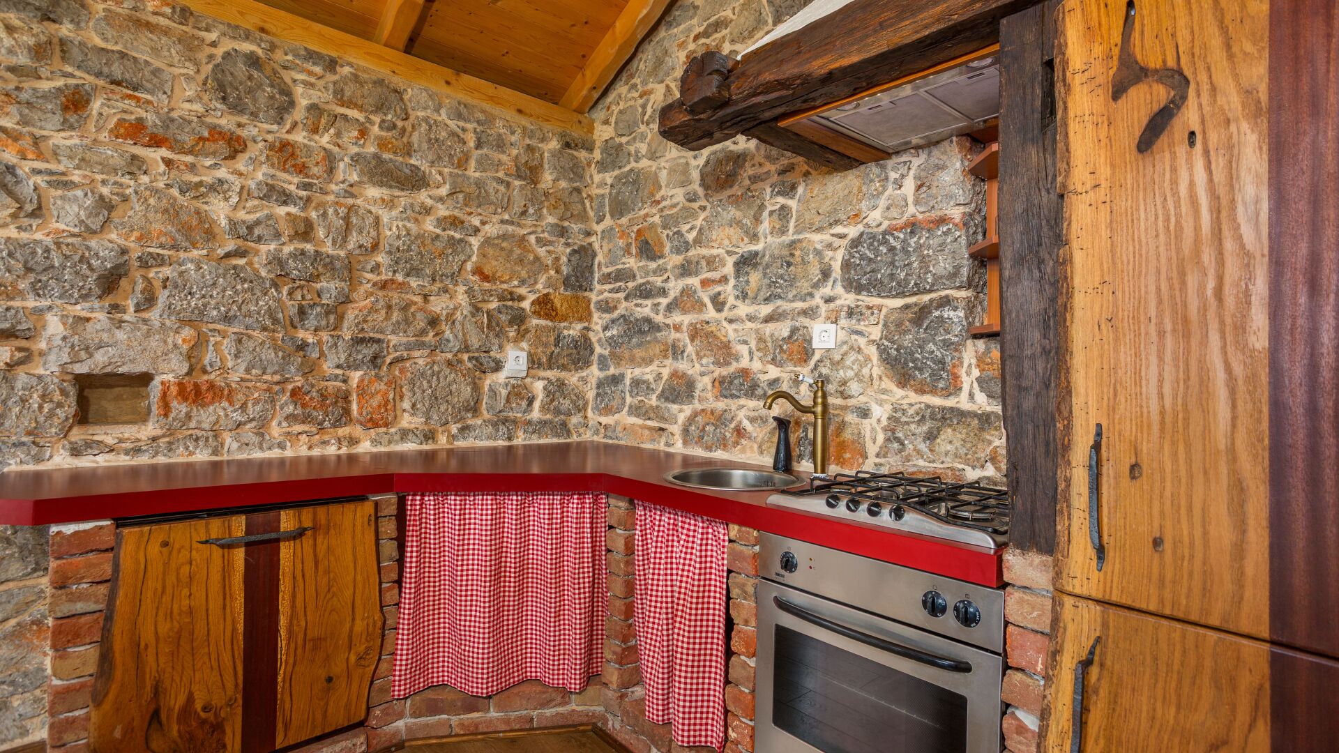 Kjøleskap, ovn, oppvaskmaskin og kaffetrakter/tekoker