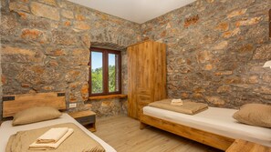 4 bedrooms, iron/ironing board, free WiFi, bed sheets