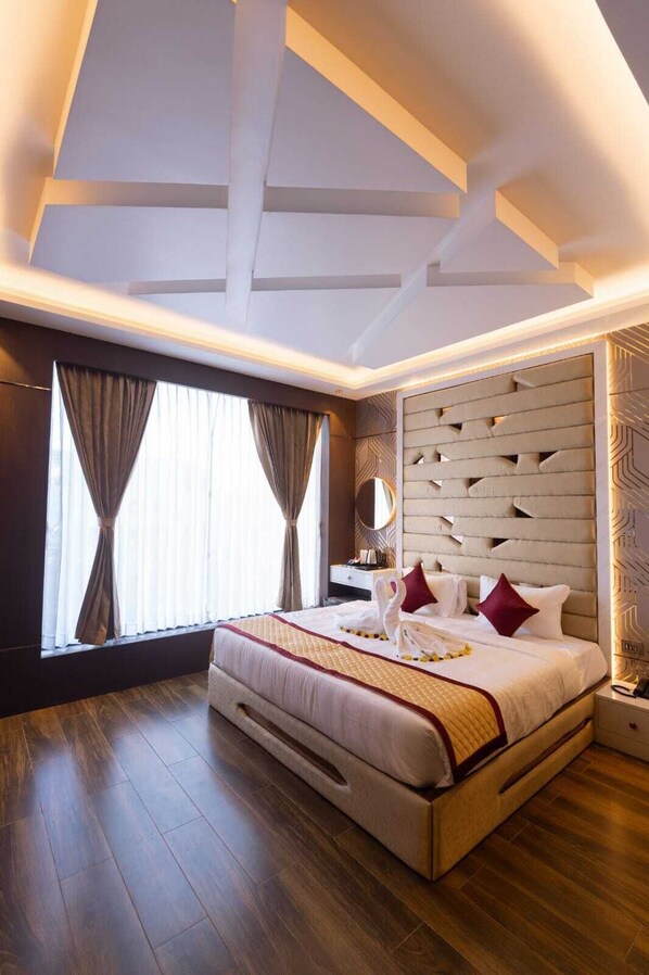 Exclusive-Doppelzimmer | Wohnbereich | 34-Zoll-LED-Fernseher mit Digitalempfang