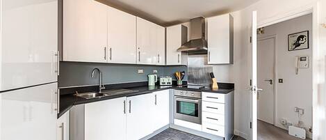 Køleskab, mikrobølgeovn, ovn, kaffe-/temaskine