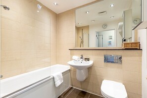 Shower, hair dryer - Chic & Modern Dalston Apartment (London)