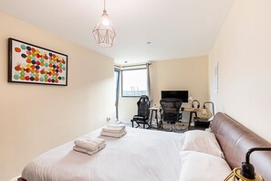 1 slaapkamer, een bureau, een strijkplank/strijkijzer, internet