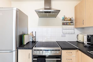 Kühlschrank, Mikrowelle, Ofen, Geschirrspüler