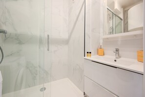 Shower, hair dryer, towels - Le Cocon du Mourillon - 1 Chambre, Clim & Balcon (Toulon)
