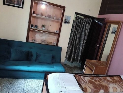 4-bedroom house in charming Kolkata with AC, WiFi. Enjoy your stay