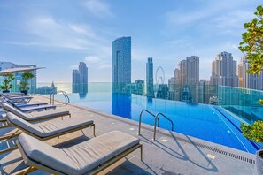Una piscina cubierta, una piscina climatizada