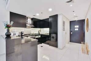 Jääkaappi, mikroaaltouuni, uuni, liesi