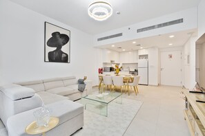 Smart TV - Modern Living -Near Burj AL Arab Close to Beach (Dubai)