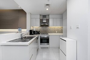 Réfrigérateur, four à micro-ondes, un four, surface de cuisson