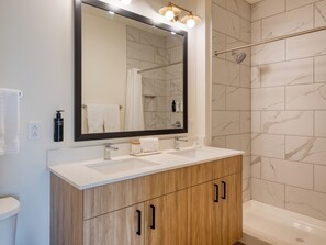 Ducha, secador de pelo, toallas