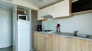 Fridge, microwave, stovetop