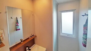 Bathroom - ZEcamping 3* pataugeoire piscine locatif TV LV clim 35m2 8 pers (Saint-Mitre-les-Remparts)