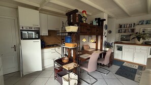 Een koelkast, een oven, een kookplaat, een vaatwasser