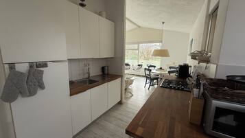 Jääkaappi, liesi, astianpesukone, kahvin-/teenkeitin