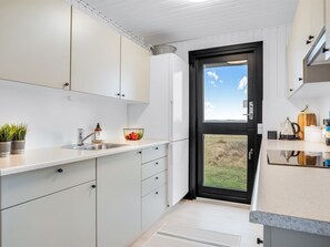 Refrigerador, microondas, horno y utensilios de cocina