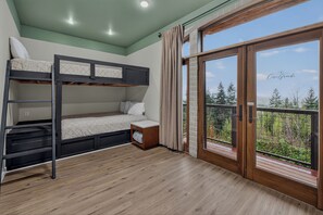 10 bedrooms, iron/ironing board, free WiFi, bed sheets