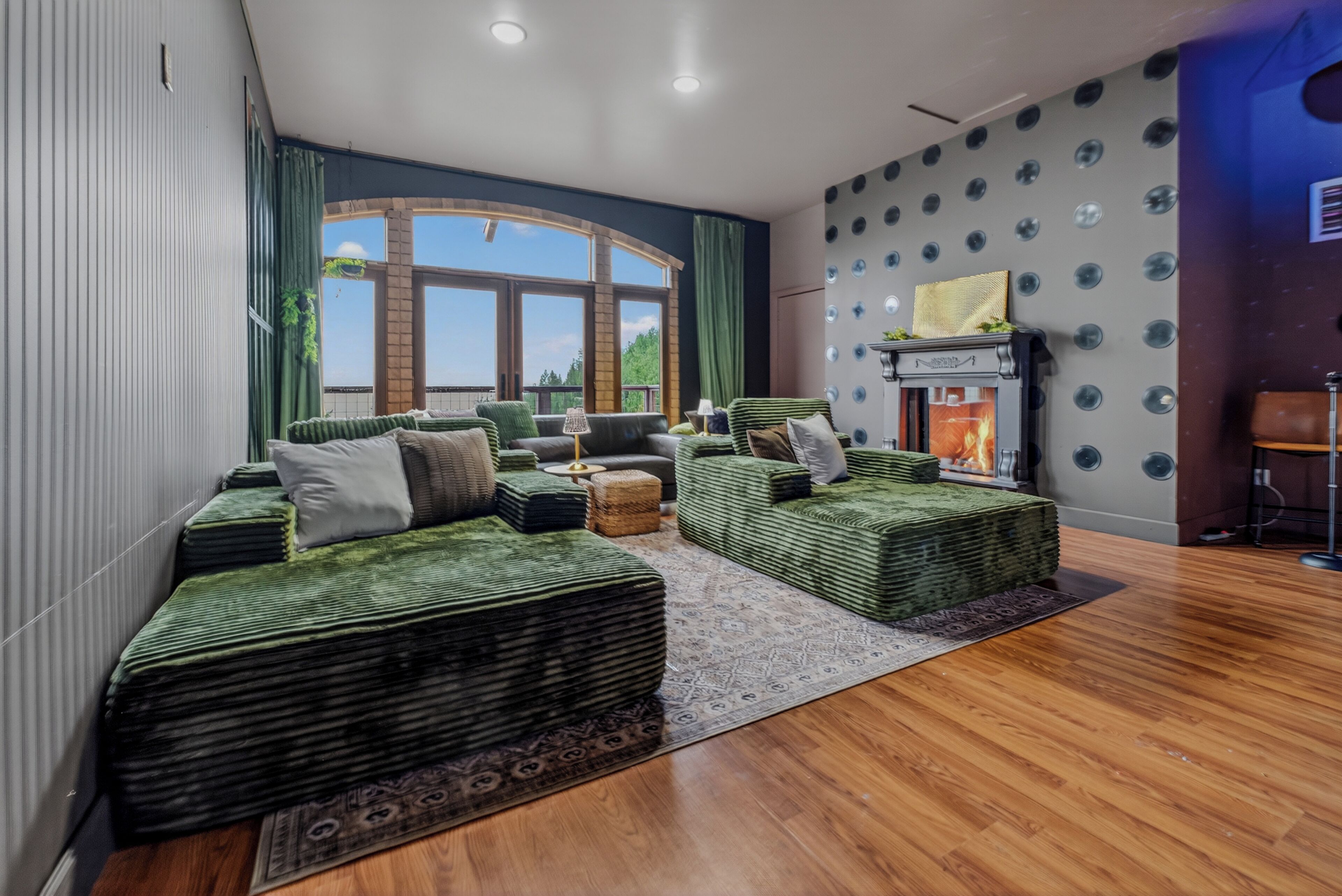 Smart TV, fireplace, foosball, books