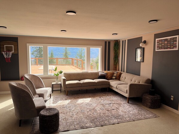 Smart-TV, Kamin, Tischfußball, Bücher