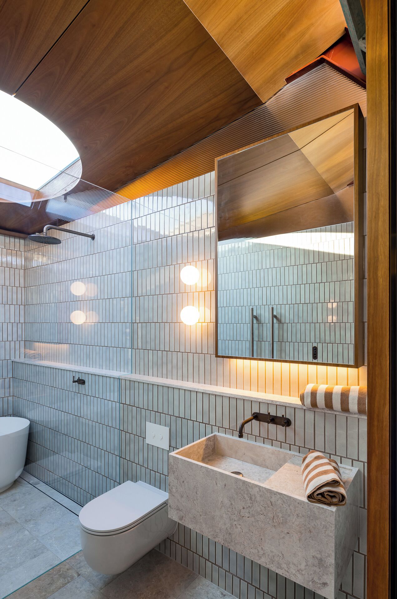 Dusche, Haartrockner, Handtücher, Toilettenpapier