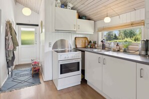 Fridge, oven, stovetop, coffee/tea maker