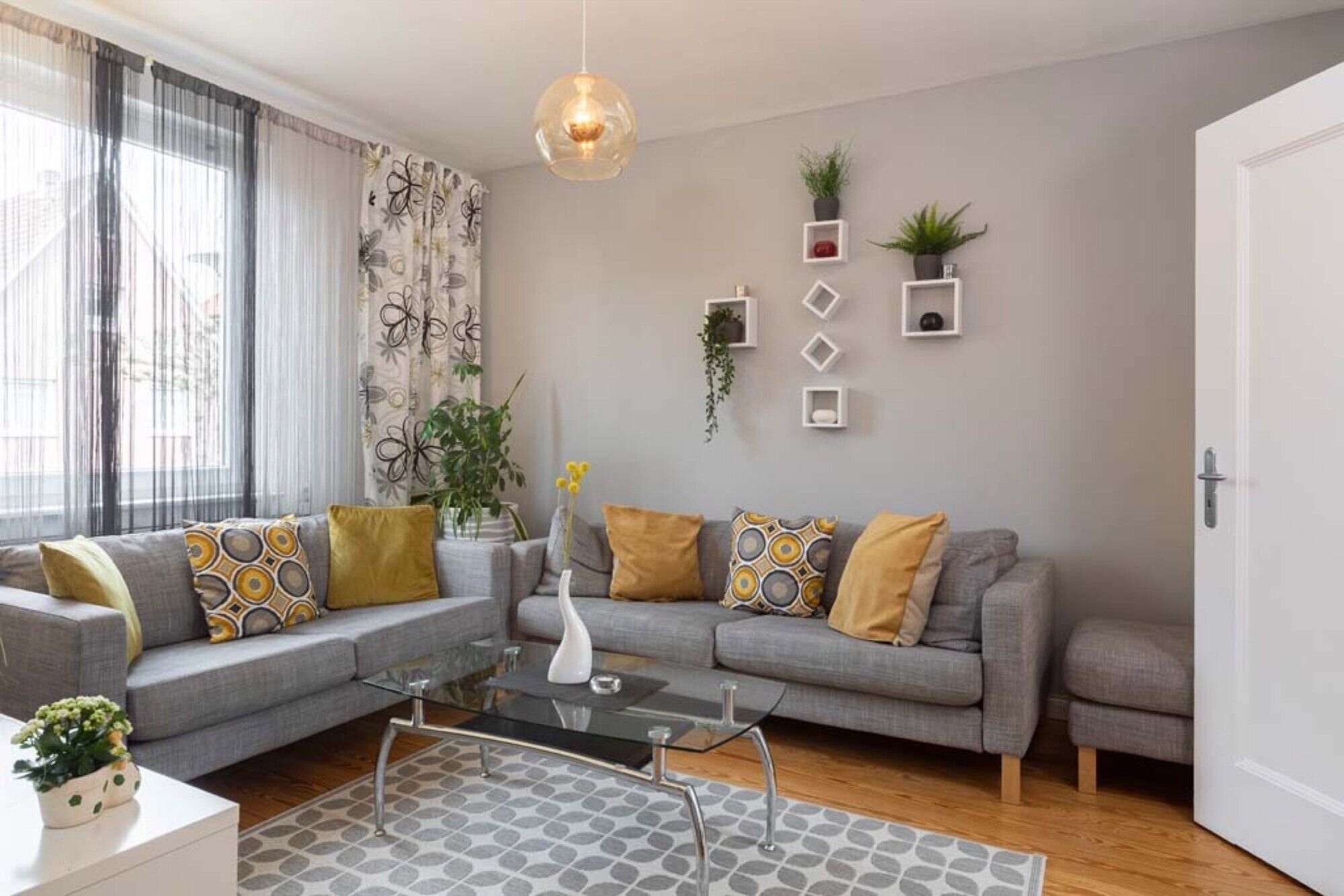 Fernseher, Kamin, DVD-Player