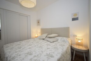 Iron/ironing board, free WiFi, bed sheets