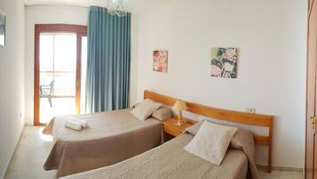 Tabla de planchar con plancha, wifi gratis y ropa de cama