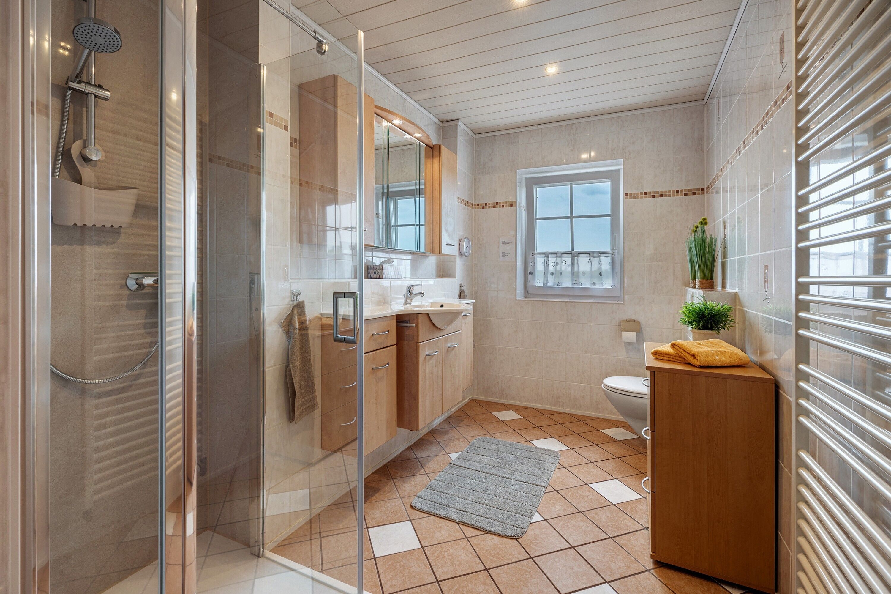 Douche, sèche-cheveux, serviettes fournies