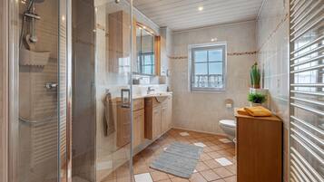 Douche, sèche-cheveux, serviettes fournies