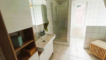 Shower, hair dryer, towels