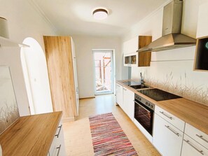 Fridge, microwave, oven, stovetop - Grafs Landhaus in Southern Burgenland: Covered Terrace & Fenced Garden (Oberdorf im Burgenland)