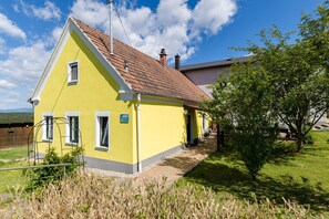 Exterior - Grafs Landhaus in Southern Burgenland: Covered Terrace & Fenced Garden (Oberdorf im Burgenland)