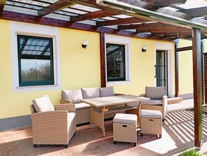 Outdoor dining - Grafs Landhaus in Southern Burgenland: Covered Terrace & Fenced Garden (Oberdorf im Burgenland)