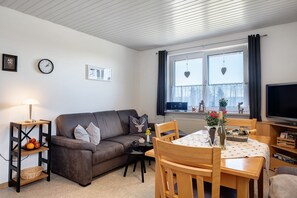 TV, DVD player, stereo - Apartment 'Kornelia Ebner' with Mountain View, Private Terrace and Wi-Fi (Schluchsee)