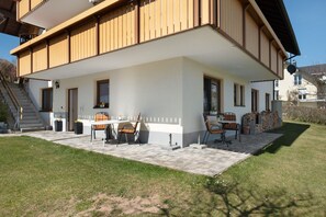 Outdoor dining - Apartment 'Kornelia Ebner' with Mountain View, Private Terrace and Wi-Fi (Schluchsee)