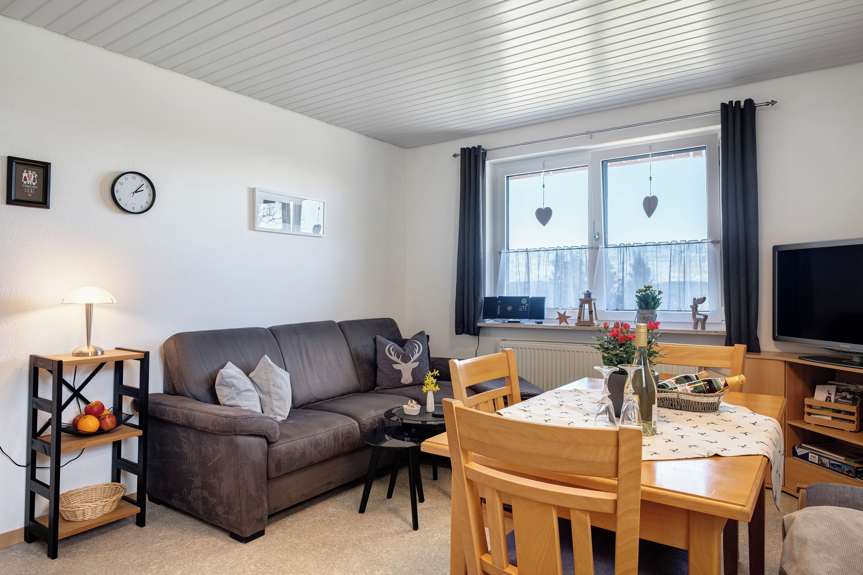 Televisión, reproductor de DVD, estéreo