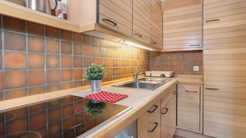 Kühlschrank, Ofen, Herdplatte, Wasserkocher mit Kaffee-/Teezubehör