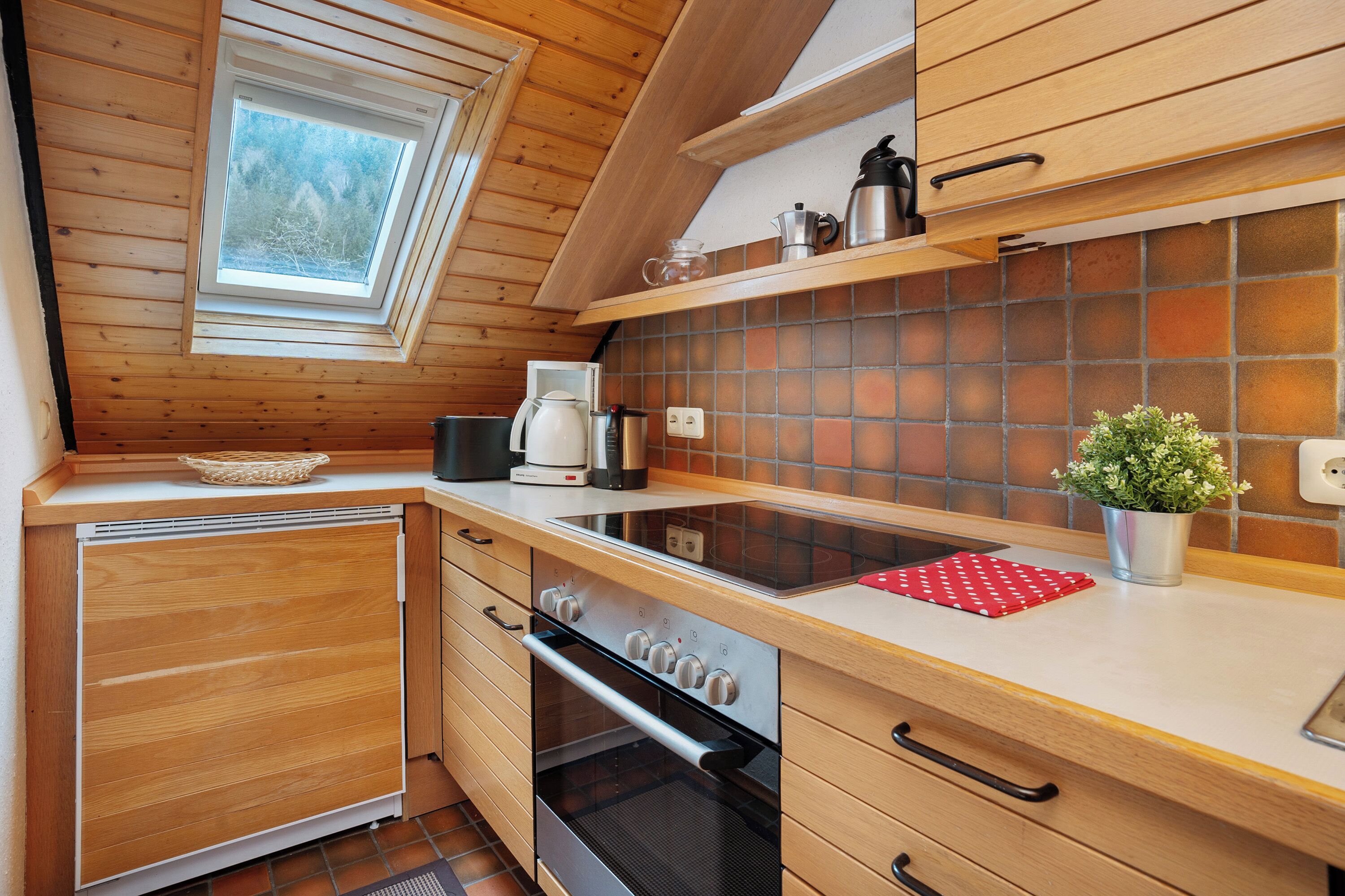 Kühlschrank, Ofen, Herdplatte, Wasserkocher mit Kaffee-/Teezubehör