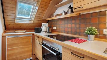 Kühlschrank, Ofen, Herdplatte, Wasserkocher mit Kaffee-/Teezubehör