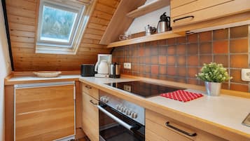 Kühlschrank, Ofen, Herdplatte, Wasserkocher mit Kaffee-/Teezubehör