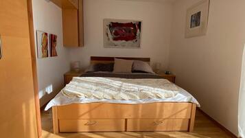 1 slaapkamer, een strijkplank/strijkijzer, gratis wifi, beddengoed