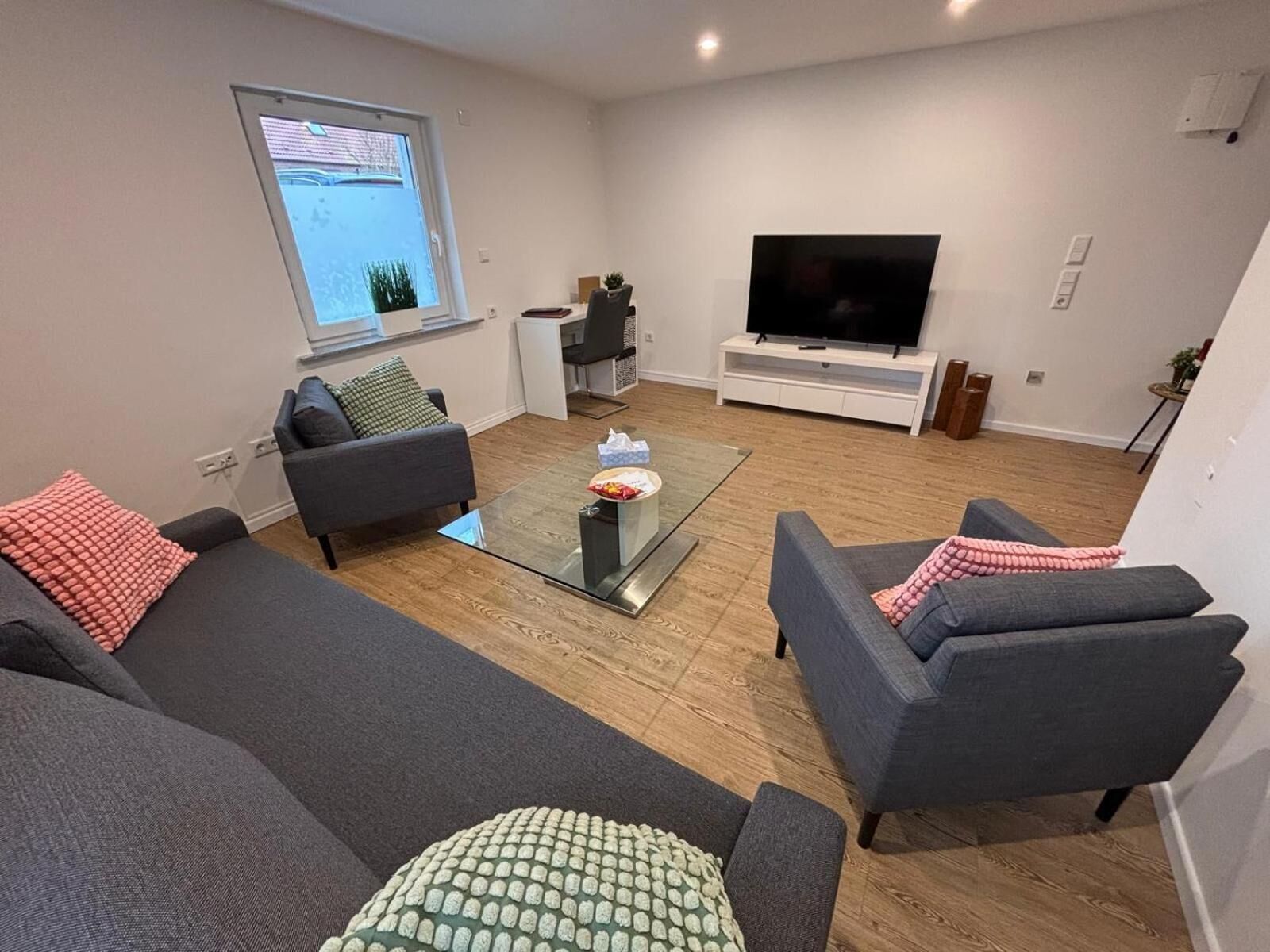 Fernseher, Kamin, Stereoanlage