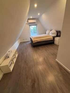 2 makuuhuonetta, silitysrauta/-lauta, ilmainen Wi-Fi, vuodevaatteet