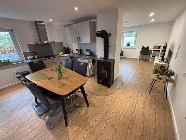 Dining - Holiday Home 'Rehblick Schwerin' with Private Terrace, Wi-Fi and Air Conditioning (Schwerin)