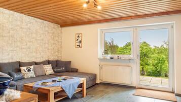 Tv, ett bordtennisbord och en stereo