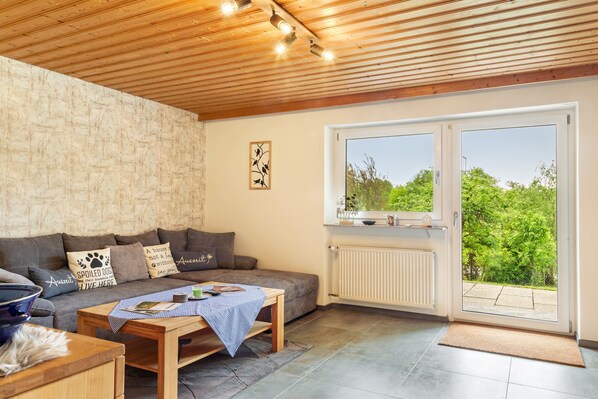 TV, ping pong, stereo - Holiday Apartment 'Relaxinn Bavarian FeWo's with Private Terrace, Private Garden and Wi-Fi (Wegscheid)