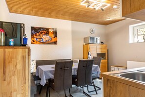 Dining - Holiday Apartment 'Relaxinn Bavarian FeWo's with Private Terrace, Private Garden and Wi-Fi (Wegscheid)