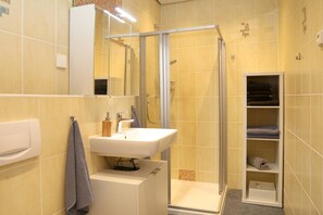 Dusche, Haartrockner, Handtücher