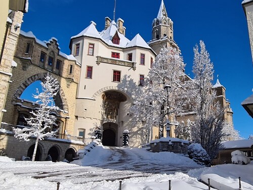 Apartment 'Am Schloss' with Private Terrace and Wi-Fi