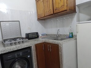 Kühlschrank, Wasserkocher mit Kaffee-/Teezubehör